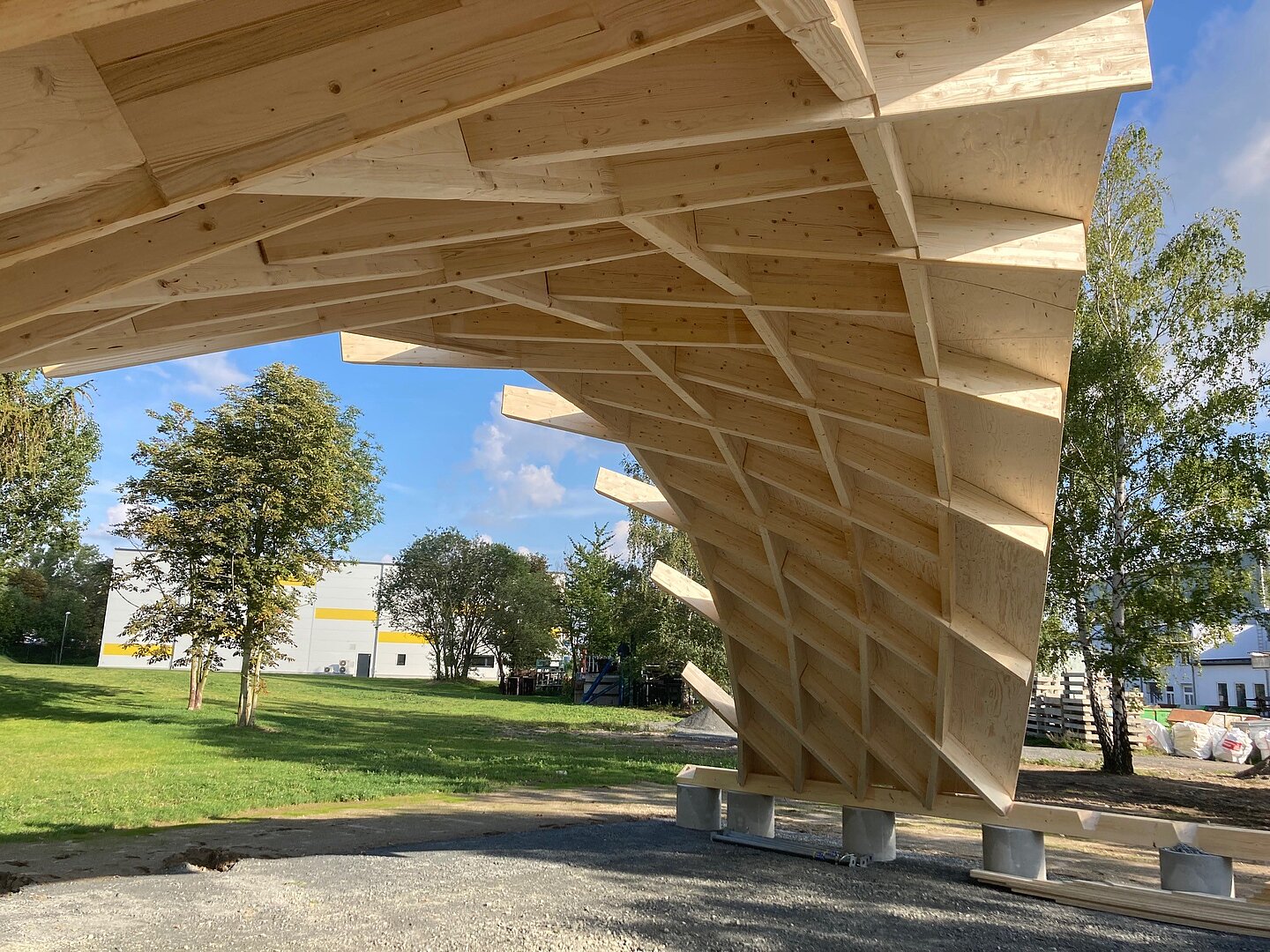 Brettrippenkonstruktion: Zollingerdach. (Foto: FLEX@HTWK Leipzig/Alexander Stahr) Dachkonstruktion aus Holz mit Rippen