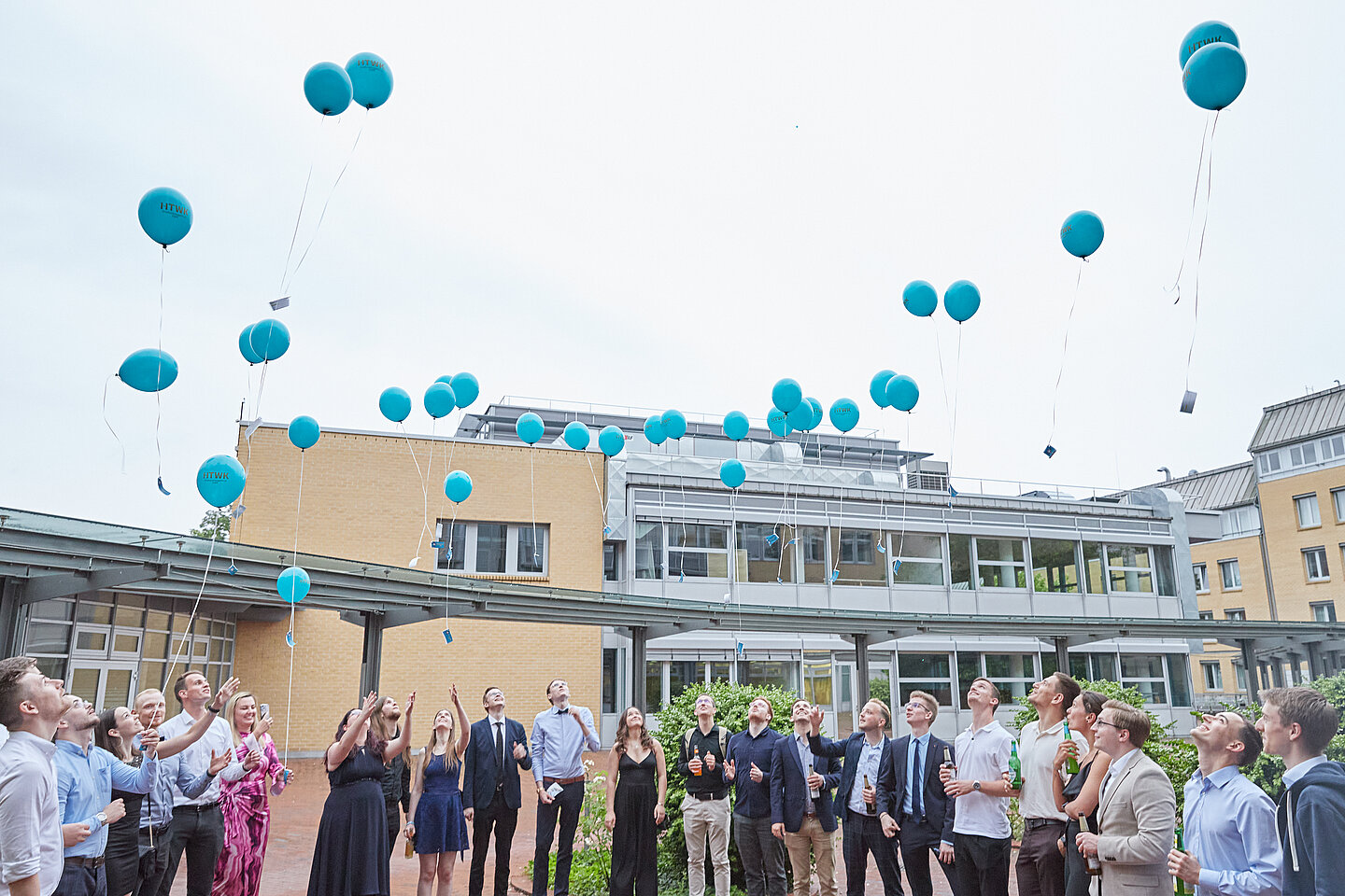 Studierende lassen Luftballons steigen im Innenhof Studierende lassen Luftballons steigen im Innenhof