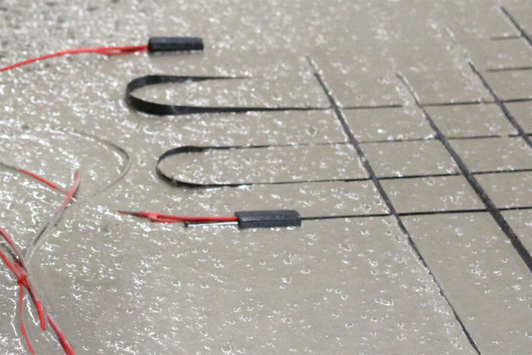 Kabel und Drähte liegen in flüssigem Beton/bei Verlinkung führt Link zur Projektwebsite