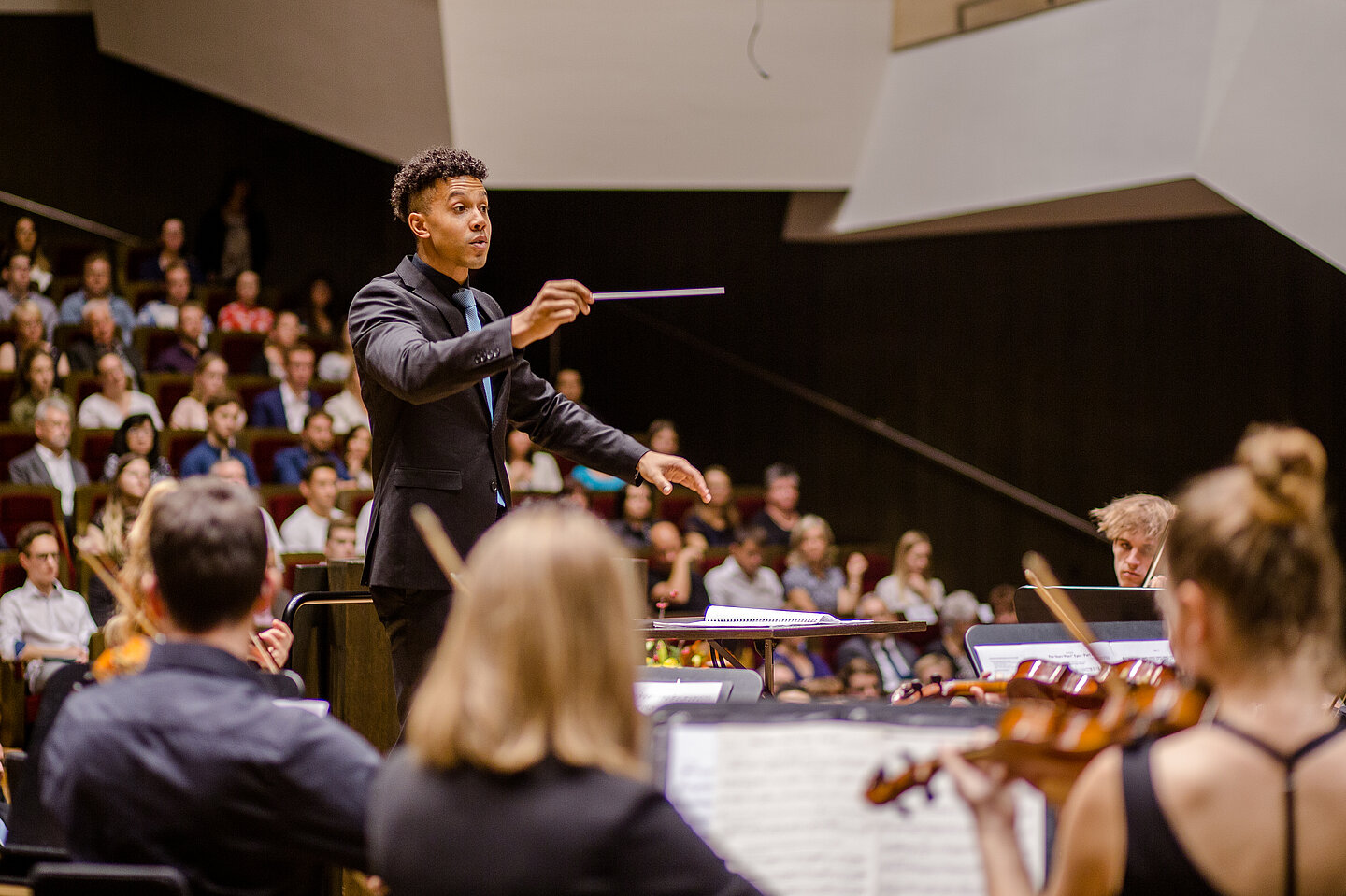 Matthew Lynch dirigiert das HTWK Orchester. Matthew Lynch dirigiert das HTWK Orchester.