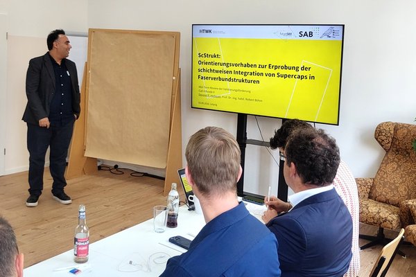Forscher referiert über Projekt