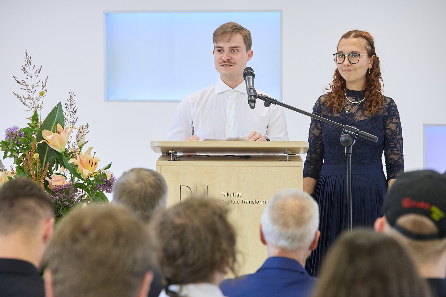 Justyna Daniel und Bruno Dingethal Justyna Daniel und Bruno Dingethal halten Grußwort am Rednerpult
