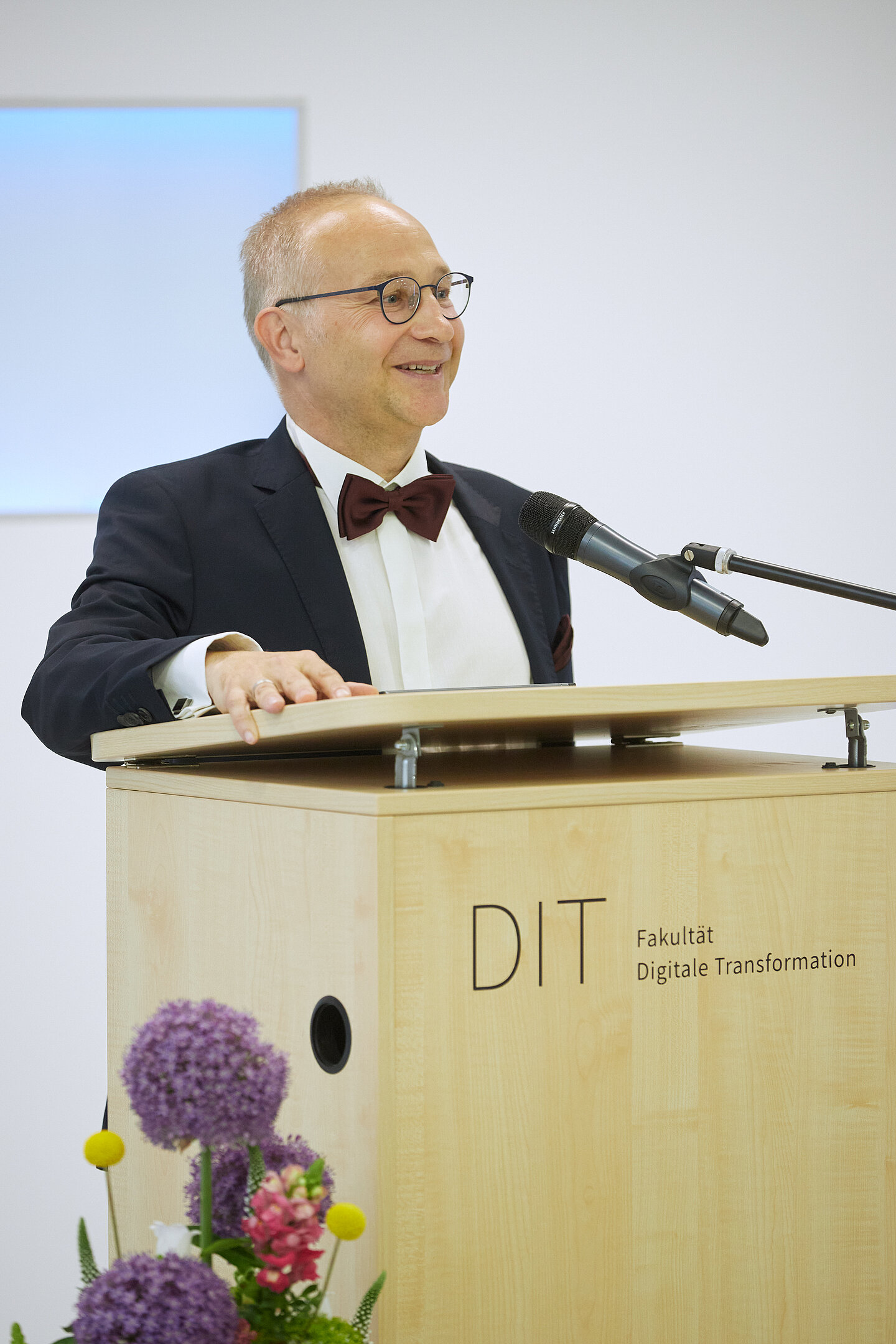 Prof. Ulf Schemmert Prof. Ulf Schemmert begrüßt die Gäste