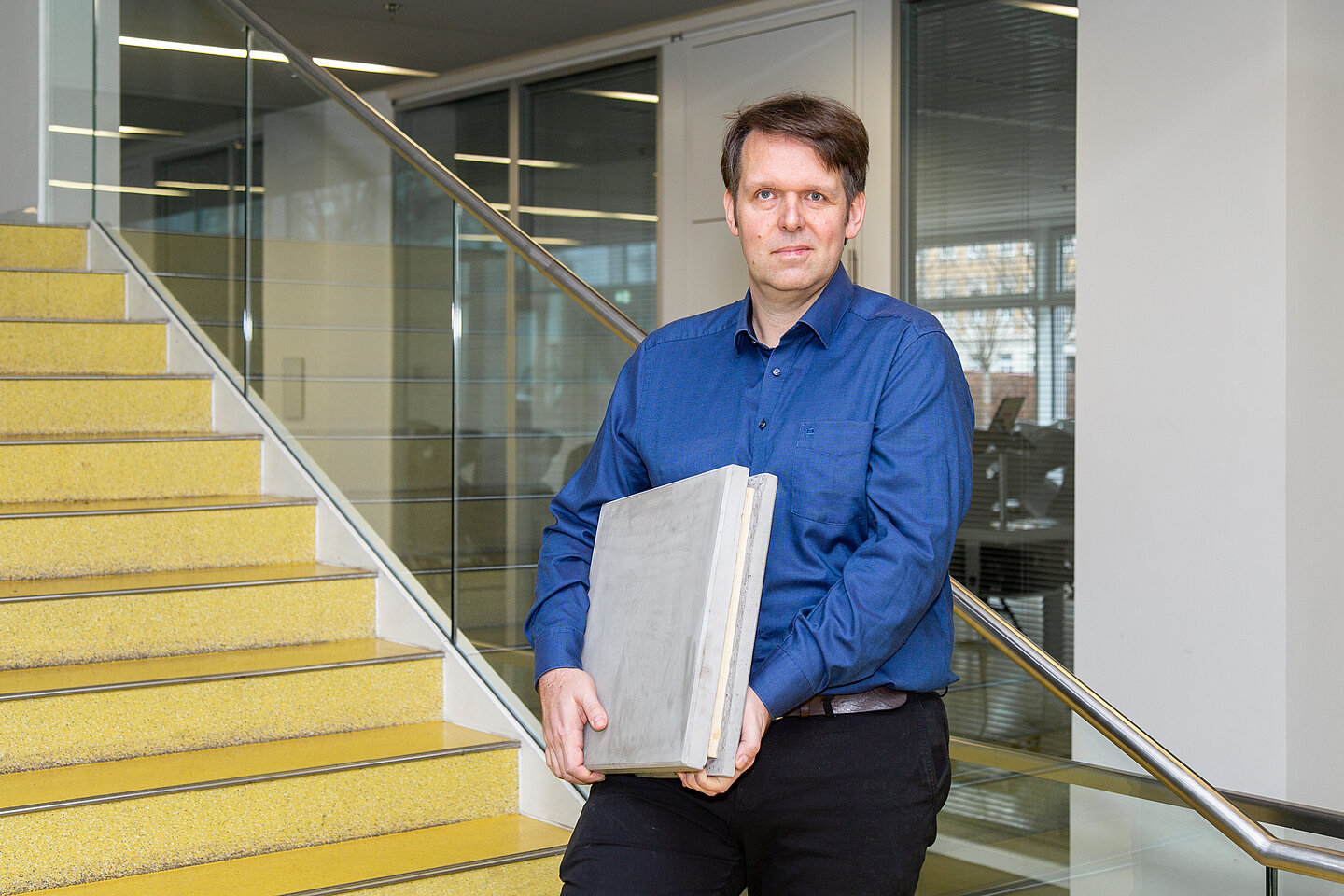 Professor Robert Böhm Professor Robert Böhm mit einem Carbonbetonsandwich-Bauteil