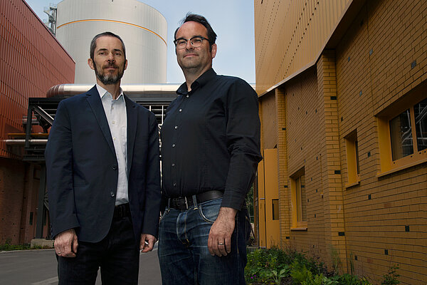 HTWK-Professoren vor dem Heizkraftwerk Leipzig Süd Prof. Dr. Robert Huhn (links) und Prof. Dr. Jens Schneider von der HTWK Leipzig vor dem Heizkraftwerk Leipzig Süd