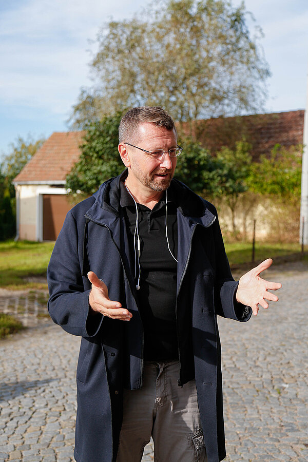 Tilo Sahlbach in Treptitz Tilo Sahlbach beim Sprechen und Gestikulieren