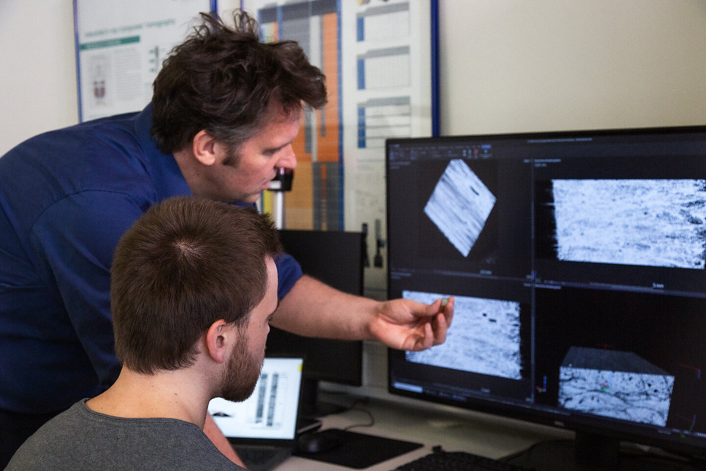 Computertomograph zwei Männer schauen auf einen Bildschirm
