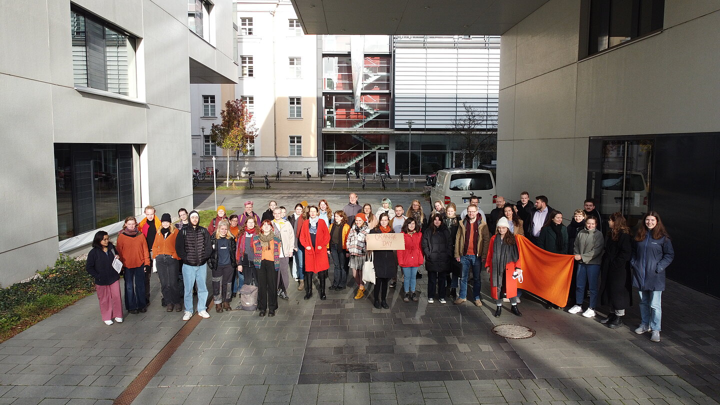 Anlässlich des Orange Days am 25. November bekannten HTWK-Angehörige Farbe. (Foto: Holger Evers/HTWK Leipzig) viele Leute in oranger Kleidung stehen auf einem Platz