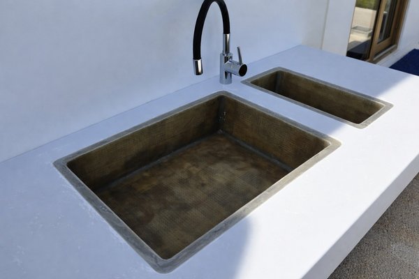 Outdoorküche aus recyceltem Rotorblatt Küchenmodul mit Spüle aus grauem recyceltem Rotorblatt Im Außenbereich des Tiny House Rocca