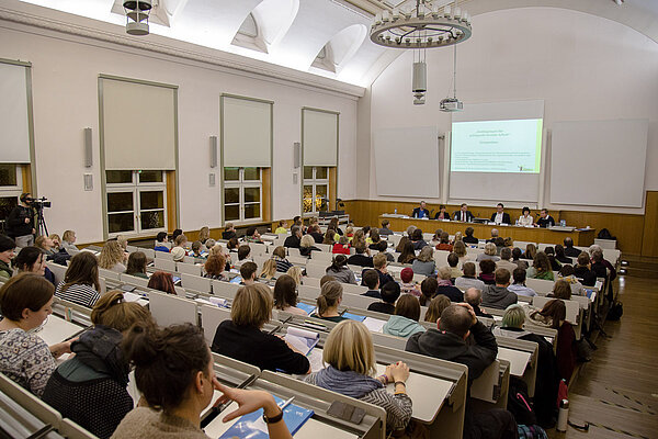 Gefülltes Auditorium beim Kongress Soziale Arbeit