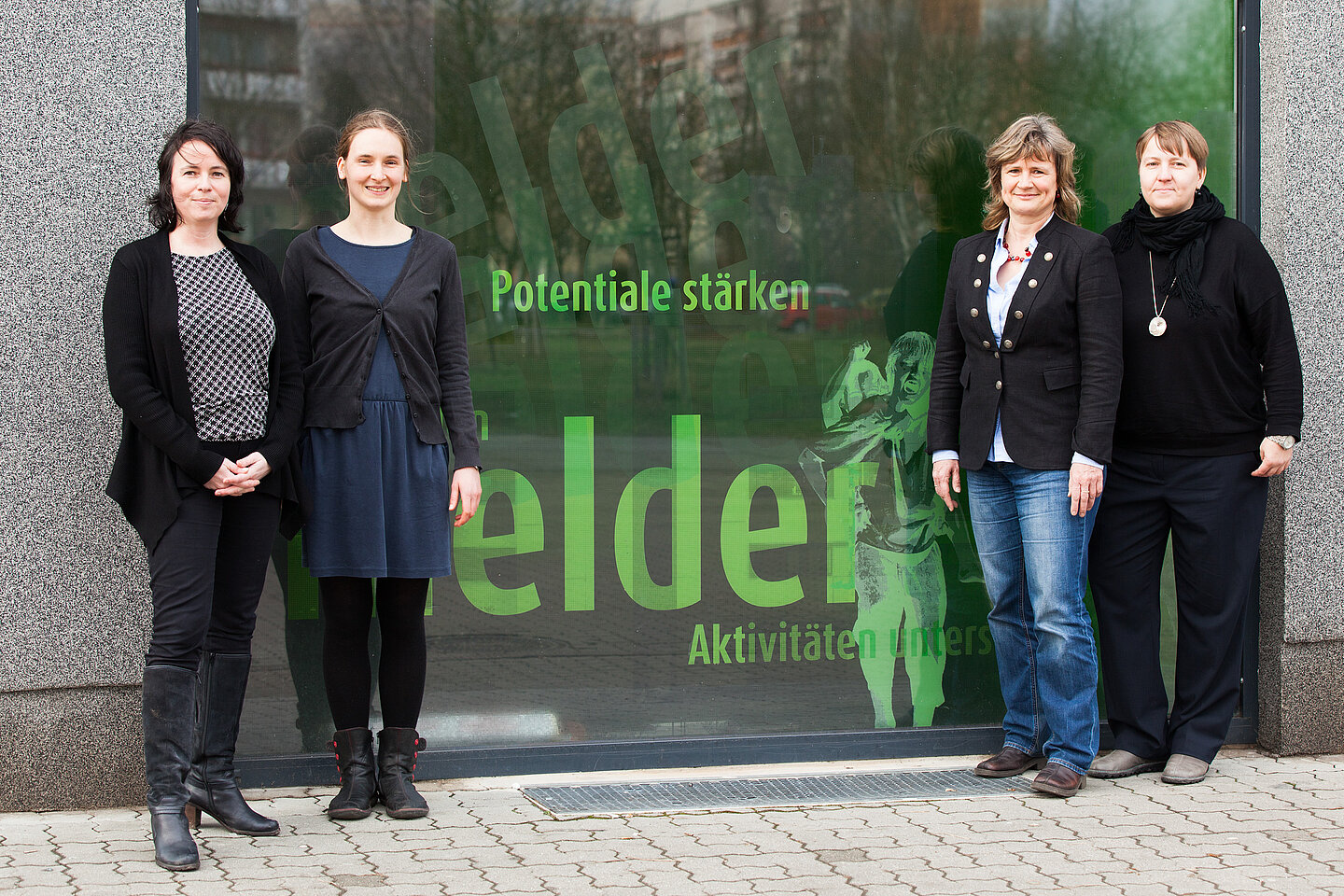 Projektteam „Grünau bewegt sich“ Die Mitarbeiterinnen von „Grünau bewegt sich“ vor dem Projektladen in Leipzig-Grünau. V.l.n.r: Maria Garz, Dr. Ulrike Igel, Ruth Gausche, Martina Lück.