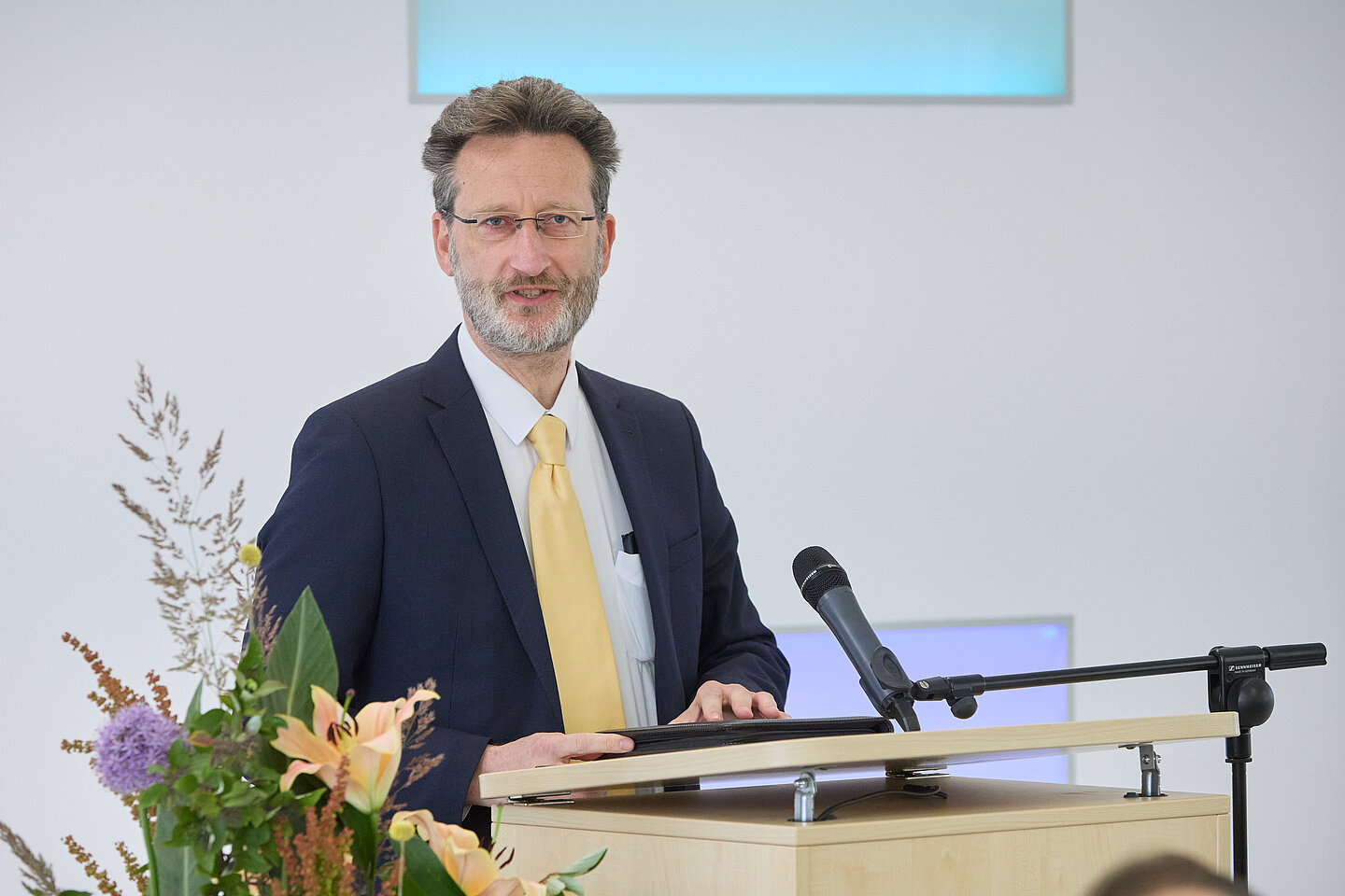 Prof. Jean-Alexander Müller Prof. Jean-Alexander Müller hält Grußwort am Rednerpult